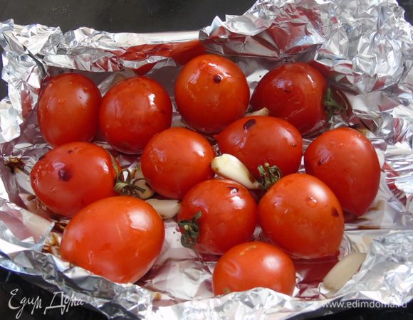 Помидоры выложите в посуду, или же как я сделала из фольги, немного посолите и поперчите. Чеснок очистить и отправить к помидорам. Полить 1 ст.л. оливкового масла и бальзамическим уксусом. Перемешать и отправить в разогретую до 170°C духовку на 15-20 минут.
