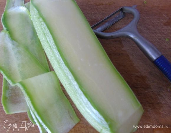 Цукини или кабачок нарежьте тонкими полосками.