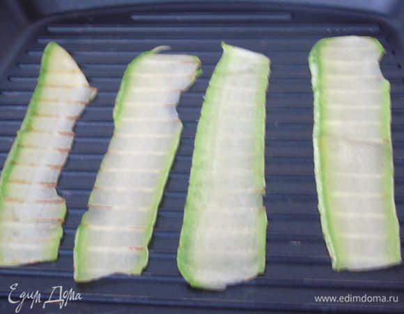 Разогреть сковороду гриль и обжарить кабачок с двух сторон.
