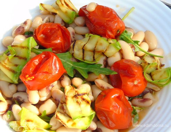 Выложить фасоль на тарелку, сверху разложите цукини и помидоры с чесноком. Полейте соком оставшимся после запекания помидоров. И немедленно все съедайте)))) Но и холодным он тоже очень вкусный.  
Приятного аппетита и вкусного поста!!! 