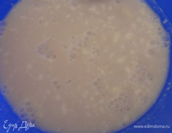 Ну что, настроение хорошее? Тогда начнем. Вначале приготовим опару. Дрожжи разводим в 1/2 ст теплого молока, добавляем 1 ст. л. сахара и чуть муки, оставить на 20-30 минут.