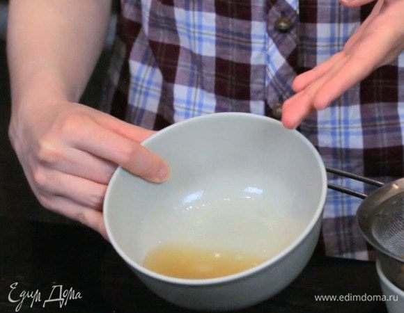 Слить жидкость с нута. Жидкость по объему будет равна приблизительно одному белку.