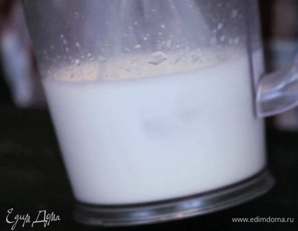 Затем взбить ее блендером в течение 5 минут.