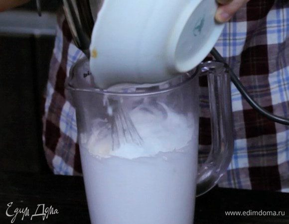 Добавить уксус, взбить 30 секунд. Затем всыпать по 1 ст.л. пудры, продолжая взбивать массу. Должна получиться плотная масса.