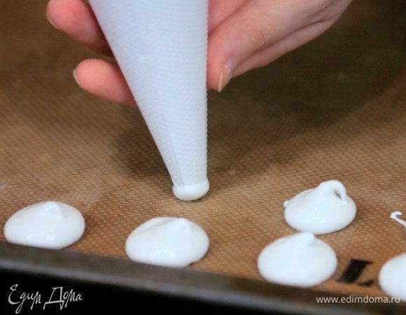 Отсадить безе и выпекать при температуре 110°C 2 часа. Духовку не открывать! Затем остудить в закрытой духовке еще 2 часа. 