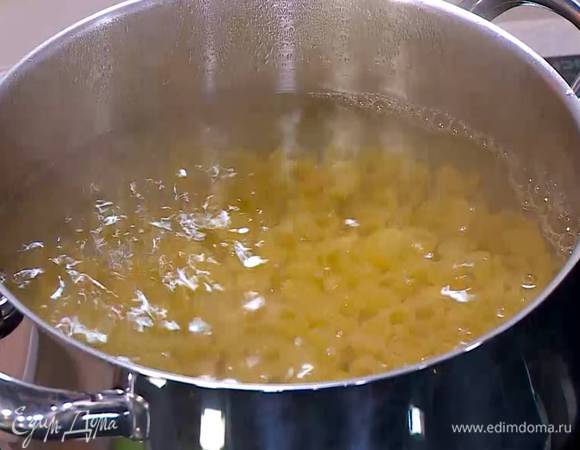 Макароны отваривать в подсоленной воде на минуту меньше, чем указано на упаковке, затем воду слить и сохранить.