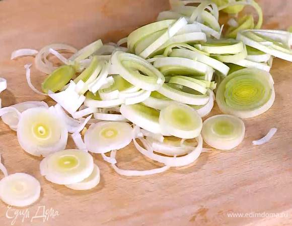 Светлую часть лука-порея нарезать тонкими кольцами.