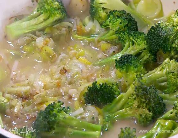 Брокколи нарезать небольшими кусочками, добавить к порею, влить 1‒2 половника воды, в которой варились макароны, накрыть сковороду крышкой и томить все на медленном огне.