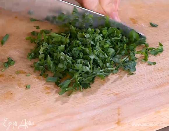 Петрушку и шнитт-лук мелко порубить.