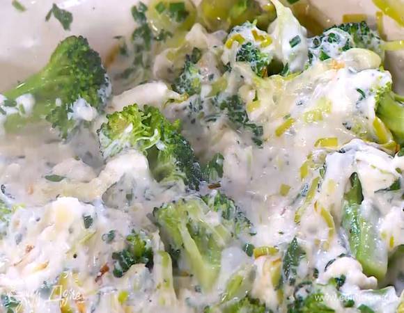 К брокколи и порею добавить измельченную зелень и сливочный сыр, посолить, поперчить и перемешать.