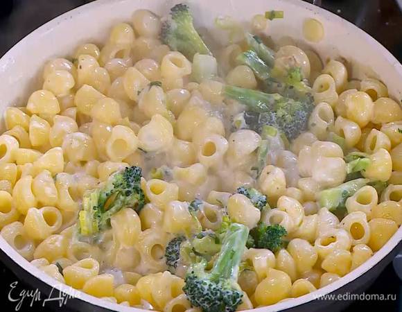 Горячую пасту выложить в сковороду с овощами, все перемешать и сбрызнуть оливковым маслом Extra Virgin.