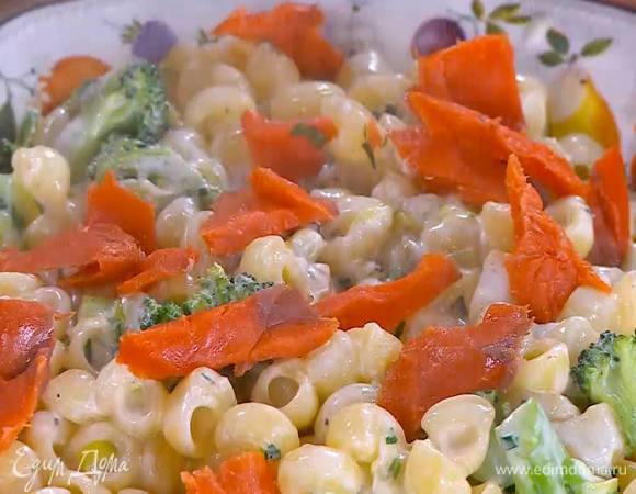 Семгу нарезать небольшими кусочками и выложить сверху на пасту.