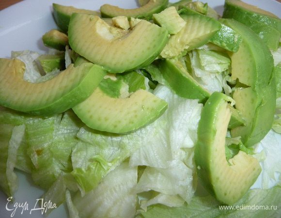 Салат нарвать (у меня Айсберг). Авокадо очистить, порезать полукольцами и сбрызнуть соком лимона, чтобы не потемнел.