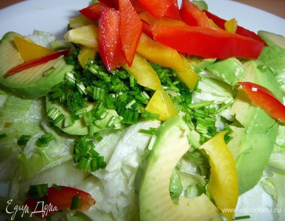 Болгарский перец (у меня красный и желтый) порезать произвольно.