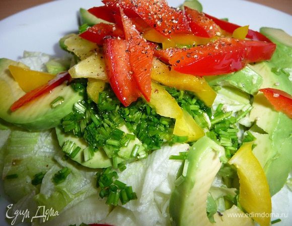 Салат посолить, добавить оливковое масло и свежемолотый перец.