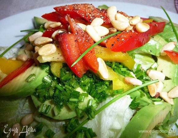 Последний штрих — кедровые орешки (предварительно слегка поджарить на сухой сковороде), засыпать сверху.