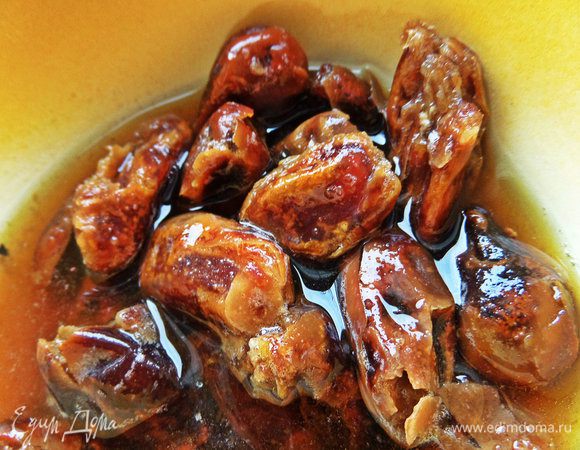 С финиками проделываем то же самое, даем стечь воде, отжимаем хорошо.