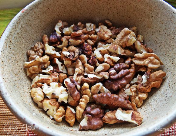 Орехи чистим, ломаем на мелкие кусочки. Если все перемолоть на мясорубке, то ломать не нужно.