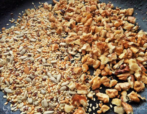 Насыпаем семечки и орехи в сковороду.