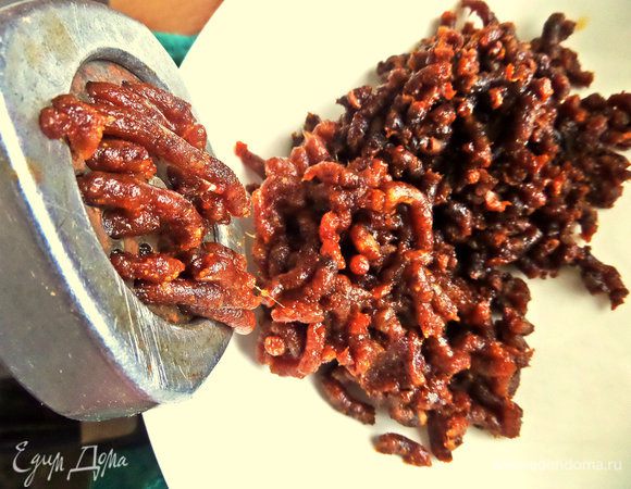 Сухофрукты пропустить через мясорубку.