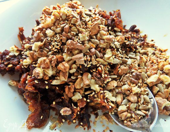 Высыпать обжаренные орехи-семечки, смешать.