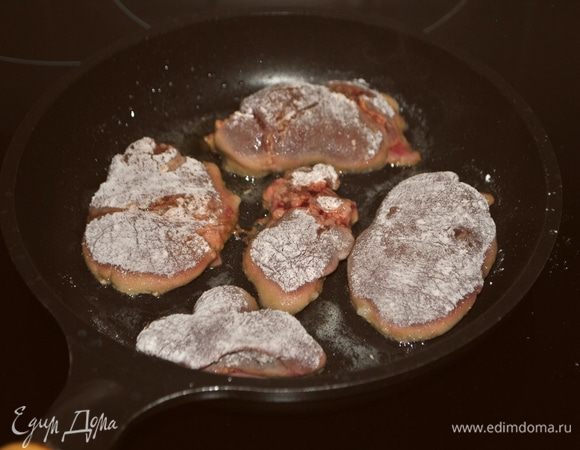Печень моем, обсушиваем салфеткой, обваливаем в муке. Обжариваем с двух сторон. В сковороду добавляем воды 30-50 мл., накрываем крышкой и тушим печень до выпаривания воды.

Варим яйца в крутую.