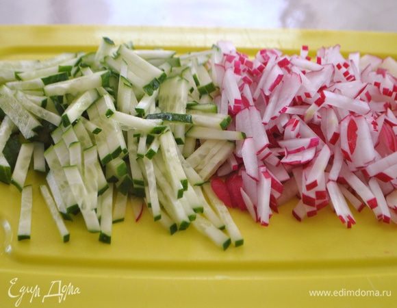 Редис и огурцы режем соломкой и перемешиваем их.