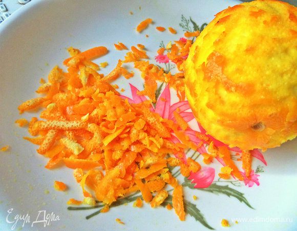 Натереть цедру с одного апельсина.