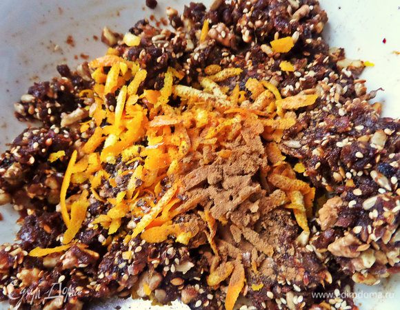 Высыпать в колбасу вместе с корицей.