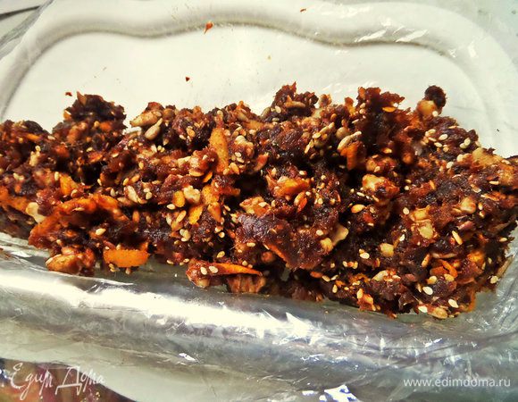 В пищевой пакет раскладываем всю массу.