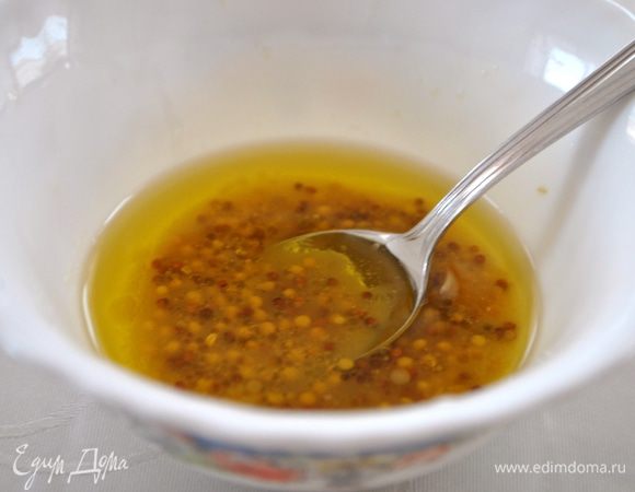 Делаем заправку. Для этого смешиваем лимонный сок, масло, горчицу, соль, сахар.