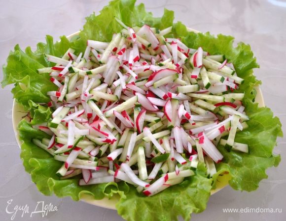 Начинаем собирать салат. 
На блюдо выкладываем листья салата, выкладываем огурцы и редис.