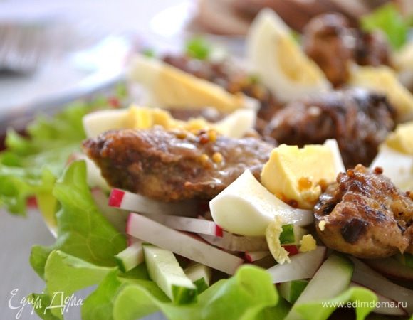 Сверху выкладываем печень и яйцо. Поливаем заправкой. По желанию можно посыпать салат кунжутом.