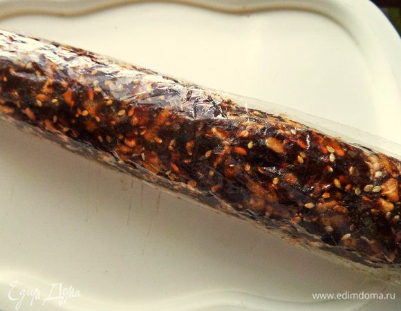 Катаем в колбаску. Убираем на 2 ч в холодильник.