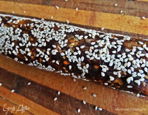 Прокатать застывшую колбасу в семечках.