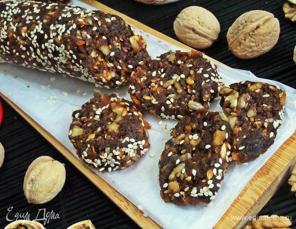 Нарезать при подаче на ломтики. Если пропустить все вместе через мясорубку, думаю, можно получить ломтики и потоньше.