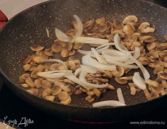 Добавляем к грибам произвольно нарезанную половинку луковицы. Все обжариваем 2 минуты, постоянно помешивая.