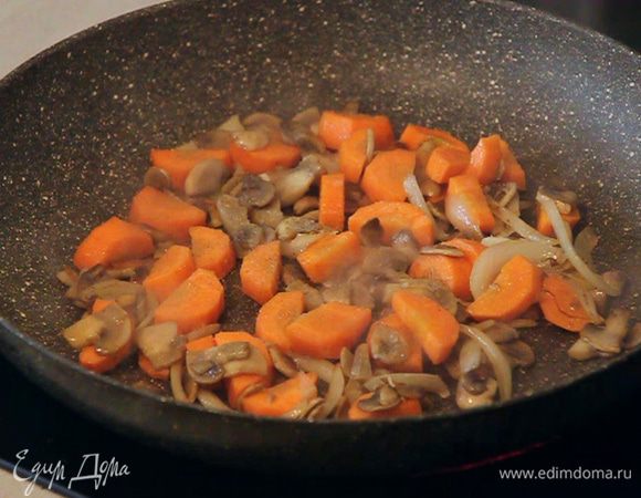 Добавляем так же произвольно нарезанную морковь и обжариваем 2 минуты. Постоянно помешиваем. Можно немножко подсолить.