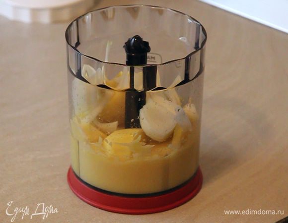 Кладем в блендер часть картофеля и оставшуюся половину луковицы. Все измельчаем.