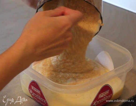 Добавляем полученную смесь в нашу емкость и все тщательно перемешиваем.