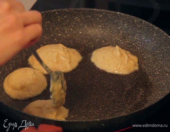 Наливаем на сковороду растительное масло и начинаем выкладывать наши постные «бризольки» с помощью обычной столовой ложки.