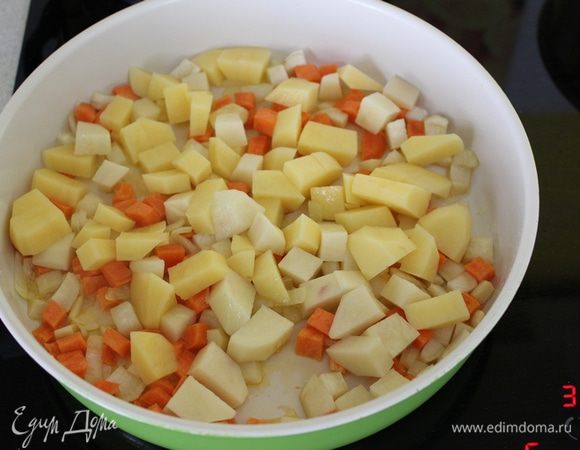 Сюда же добавить картофель, порезанный кубиками, потушить минут 5.