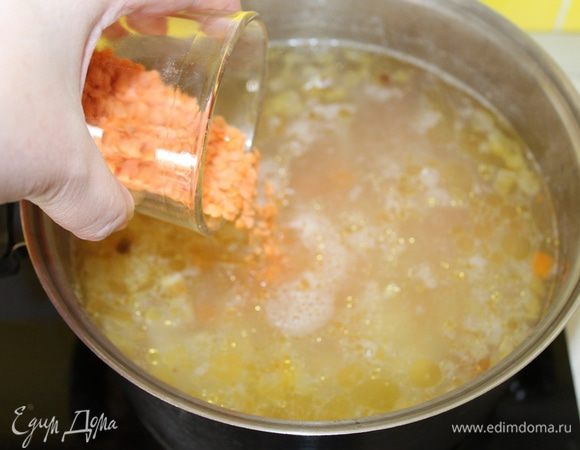 Овощи переложить в кастрюлю, залить кипятком, довести до кипени, затем добавить чечевицу. Варить пока овощи не будут готовы, посолить, поперчить по вкусу.