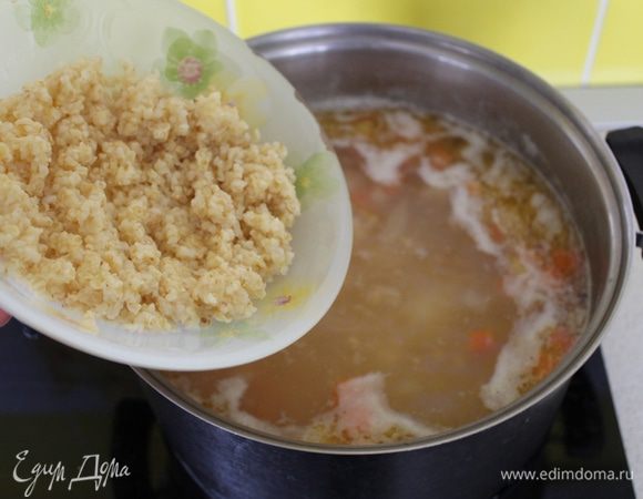 Добавить отваренную пшеничную крупу. Варить 3-4 минуты.