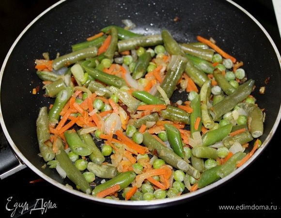 Затем добавить овощи и готовить до полуготовности овощей.