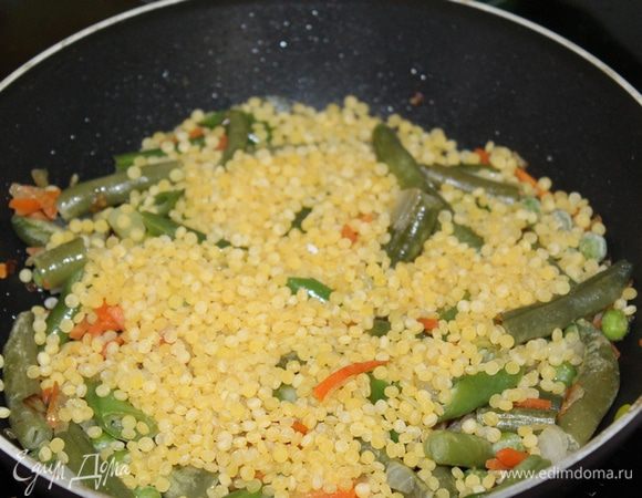 Затем добавить птитим. Обжарить его минут 7-10 вместе с овощами. Дальше готовим как ризотто, постепенно подливая бульон, доведите кускус до готовности. 