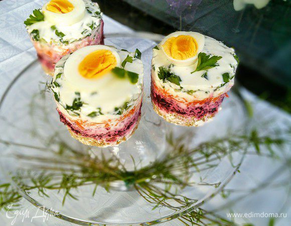 Украсьте тортики сваренным вкрутую яйцом или как вам будет угодно. В предисловии я написала, что тортики девчачьи.... но неожиданно понравились моему супругу)). 