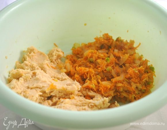 Нут замачиваем на ночь. Утром промываем, меняем воду. Варим до готовности в слегка подсоленной воде (30-40 мин.). Отваренный нут перемалываем на мясорубке или в блендере.
Морковь трем на терке, лук мелко режем — пассеруем.
Все перемешиваем до однородности.