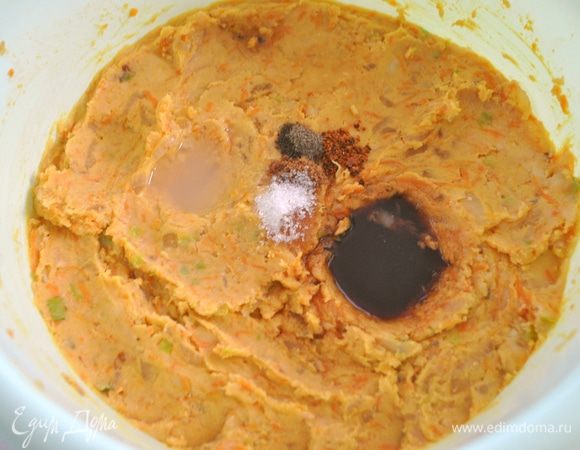 В получившуюся массу добавляем соевый соус, перец, сахар, мускатный орех, лимонный сок — перемешиваем.