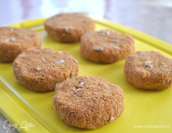 Формируем 6 котлет. 
Смешиваем отруби или панировочные сухари, манку, муку с семечками. Панируем котлеты. Жарим на среднем огне в минимальном количестве масла.